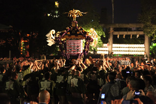宮入。三社神輿が神社に帰座する。